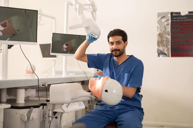 علاج التلف الناتج عن التسوس، طالب جامعي بكلية الأسنان يرتدي القفازات يقوم بفحص مجسم به طاقم أسنان، مفهوم التدريب العملي، المعدات والادوات اللازمة لإجراء الفحوصات, الأساليب العلاجية المتبعة للعناية بالفم