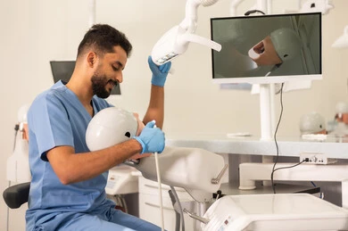 معالجة النخر والتسوس، طالب جامعي بكلية الأسنان يرتدي القفازات يقوم بفحص مجسم به طاقم أسنان، مفهوم التدريب العملي، المعدات والادوات اللازمة لإجراء الفحوصات, الأساليب العلاجية المتبعة للعناية بالفم