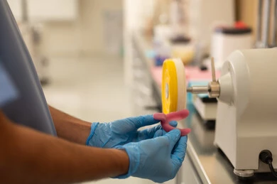 تطبيق الأدوات السنية في عمليات الفحص والعلاج ، مفهوم التدريب العملي، معالجة التسوس وتركيب الحشوات، صورة مقربة ليد طالب جامعي بكلية الأسنان يرتدي القفازات يقوم تحضير المواد الطبية لحشوات الأسنان