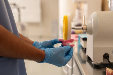 التعامل العملي مع معدات طب الأسنان ، مفهوم التدريب العملي، معالجة التسوس وتركيب الحشوات، صورة مقربة ليد طالب جامعي بكلية الأسنان يرتدي القفازات يقوم تحضير المواد الطبية لحشوات الأسنان