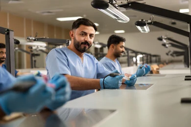 معالجة العيوب الناتجة عن التسوس وإعادة ملء الأسنان، مجموعة من الطلاب الجامعيين بكلية الأسنان يرتدون القفازات يقومون بفحص مجسم طاقم أسنان، استخدام معدات وأدوات طب الأسنان، الأساليب العلاجية المتبعة للعناية بالفم