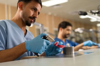 إصلاح الأسنان المصابة بالتسوس بالحشوات المناسبة، مجموعة من الطلاب الجامعيين بكلية الأسنان يرتدون القفازات يقومون بفحص مجسم طاقم أسنان، استخدام معدات وأدوات طب الأسنان، الأساليب العلاجية المتبعة للعناية بالفم