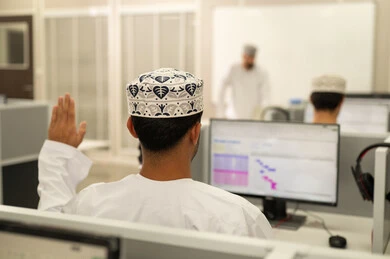 التفاعل برفع اليدين، أستاذ جامعي عربي خليجي عماني يرتدي الدشداشة و الكمة يشرح لطلابه في المحاضره, الإستماع الى المحاضره, جامعات أكاديميه في سلطنه عمان , كليات وجامعات متطوره