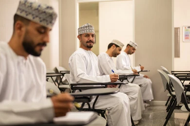 اهداف التربية و التعليم، التعليم في سلطنه عمان، تعابير التمعن والتركيز، السعي نحو تحقيق النجاح والتميز الدراسي, مجموعة من الطلاب العمانيين يقومون بحل أسئلة الامتحان