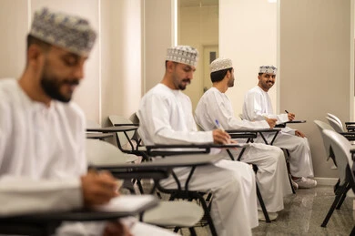 التعليم في سلطنه عمان، تعابير التمعن والتركيز، السعي نحو تحقيق النجاح والتميز الدراسي, مجموعة من الطلاب العمانيين يقومون بحل أسئلة الامتحان, اهداف التربية و التعليم