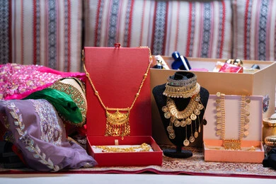 المجوهرات التقليدية الذهبية، أناقة ومهارة صنع الاكسسوارات الثمينة، القلائد والأساور المعقدة وخواتم الأحجار الكريمة، الحلي المصنوعة بحرفية من الذهب الخالص، التصميمات الفريدة والمميزة للمعروضات الفاخرة، متاجر بيع وشراء الذهب والجواهر في الامارات العربية المتحدة