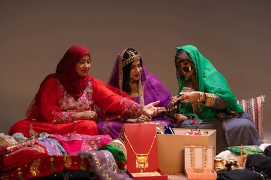 الاطلالة المتألقة ومفهوم التزين، احتفالات سعيدة ومناسبات وأفراح، الاهتمام والعناية بالأناقة والجمال، منتجات ومساحيق التجميل، مجموعة من السيدات العربية الخليجية الاماراتية يقوموا بعرض الفساتين والمجوهرات، إيماءات السعادة والفرح ، الاحتفال بليلة العمر