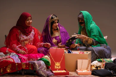 مفهوم التزين والاطلالة المتألقة، احتفالات سعيدة ومناسبات وأفراح، الاهتمام والعناية بالأناقة والجمال، منتجات ومساحيق التجميل، مجموعة من السيدات العربية الخليجية الاماراتية يقوموا بعرض الفساتين والمجوهرات، إيماءات السعادة والفرح ، الاحتفال بليلة العمر