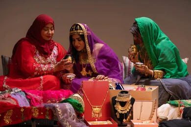 استعراض تجهيزات لمناسبة خاصة، احتفالات سعيدة ومناسبات وأفراح، الاهتمام والعناية بالأناقة والجمال، منتجات ومساحيق التجميل، مجموعة من السيدات العربية الخليجية الاماراتية يقوموا بعرض الفساتين والمجوهرات، إيماءات السعادة والفرح ، الاحتفال بليلة العمر