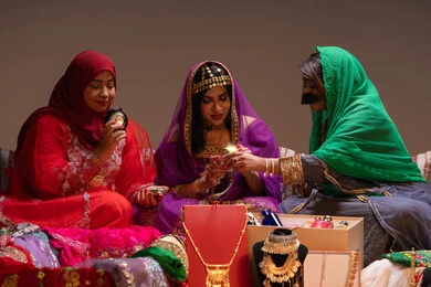 التجهيزات لمناسبة خاصة، احتفالات سعيدة ومناسبات وأفراح، الاهتمام والعناية بالأناقة والجمال، منتجات ومساحيق التجميل، مجموعة من السيدات العربية الخليجية الاماراتية يقوموا بعرض الفساتين والمجوهرات، إيماءات السعادة والفرح ، الاحتفال بليلة العمر