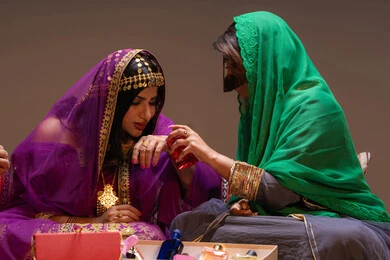 التعرف على روائح العطور، الاطلالة المتألقة ومفهوم التزين، احتفالات سعيدة ومناسبات وأفراح، الاهتمام والعناية بالأناقة والجمال، منتجات ومساحيق التجميل، سيدتان عربيتان خليجيتان اماراتيتان يرتدون الازياء التقليدية يقوموا بعرض الفساتين والمجوهرات، الاحتفال بليلة العمر