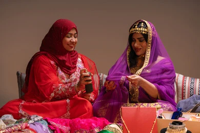 تعابيرالسعادة والفرح ، الاطلالة المتألقة ومفهوم التزين، احتفالات سعيدة ومناسبات وأفراح، الاهتمام والعناية بالأناقة والجمال، منتجات ومساحيق التجميل، سيدتان عربيتان خليجيتان اماراتيتان يرتدون الازياء التقليدية يقوموا بعرض الفساتين والمجوهرات، الاحتفال بليلة العمر