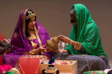 حمل وعاء مميز مذهب، الاطلالة المتألقة ومفهوم التزين، احتفالات سعيدة ومناسبات وأفراح، الاهتمام والعناية بالأناقة والجمال، منتجات ومساحيق التجميل، سيدتان عربيتان خليجيتان اماراتيتان يرتدون الازياء التقليدية يقوموا بعرض الفساتين والمجوهرات، الاحتفال بليلة العمر