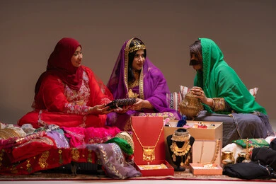 احتفالات سعيدة ومناسبات وأفراح، الاهتمام والعناية بالأناقة والجمال، منتجات ومساحيق التجميل، مفهوم التزين والاطلالة المتألقة، مجموعة من السيدات العربية الخليجية الاماراتية يقوموا بعرض الفساتين والمجوهرات، إيماءات السعادة والفرح ، الاحتفال بليلة العمر