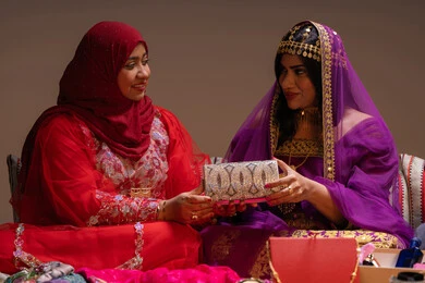 الاحتفال بليلة العمر، الاطلالة المتألقة ومفهوم التزين، احتفالات سعيدة ومناسبات وأفراح، الاهتمام والعناية بالأناقة والجمال، منتجات ومساحيق التجميل، سيدتان عربيتان خليجيتان اماراتيتان يرتدون الازياء التقليدية يقوموا بعرض الفساتين والمجوهرات، إيماءات السعادة والفرح