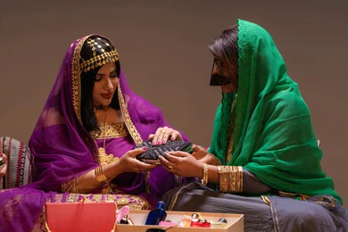 إيماءات السعادة والفرح ، الاطلالة المتألقة ومفهوم التزين، احتفالات سعيدة ومناسبات وأفراح، الاهتمام والعناية بالأناقة والجمال، منتجات ومساحيق التجميل، سيدتان عربيتان خليجيتان اماراتيتان يرتدون الازياء التقليدية يقوموا بعرض الفساتين والمجوهرات، الاحتفال بليلة العمر