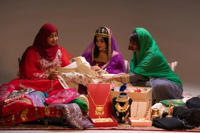 الاهتمام والعناية بالأناقة والجمال، مناسبات وأفراح واحتفالات سعيدة، منتجات ومساحيق التجميل، مفهوم التزين والاطلالة المتألقة، مجموعة من السيدات العربية الخليجية الاماراتية يقوموا بعرض الفساتين والمجوهرات، إيماءات السعادة والفرح ، الاحتفال بليلة العمر