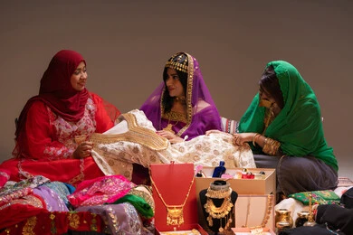 العناية والاهتمام بالأناقة والجمال، مناسبات وأفراح واحتفالات سعيدة، منتجات ومساحيق التجميل، مفهوم التزين والاطلالة المتألقة، مجموعة من السيدات العربية الخليجية الاماراتية يقوموا بعرض الفساتين والمجوهرات، إيماءات السعادة والفرح ، الاحتفال بليلة العمر