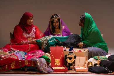 مراسم الأعراس والزواج، احتفالات سعيدة ومناسبات وأفراح، الاهتمام والعناية بالأناقة والجمال، منتجات ومساحيق التجميل، مجموعة من السيدات العربية الخليجية الاماراتية يقوموا بعرض الفساتين والمجوهرات، إيماءات السعادة والفرح ، الاحتفال بليلة العمر