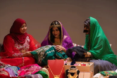 مواسم الزفاف والزواج، احتفالات سعيدة ومناسبات وأفراح، الاهتمام والعناية بالأناقة والجمال، منتجات ومساحيق التجميل، مجموعة من السيدات العربية الخليجية الاماراتية يقوموا بعرض الفساتين والمجوهرات، إيماءات السعادة والفرح ، الاحتفال بليلة العمر