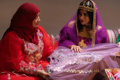 جمال الفساتين والازياءالتقليدية، احتفالات سعيدة ومناسبات وأفراح، الاهتمام والعناية بالأناقة والجمال، منتجات ومساحيق التجميل، مجموعة من السيدات العربية الخليجية الاماراتية يقوموا بعرض الفساتين والمجوهرات، إيماءات السعادة والفرح ، الاحتفال بليلة العمر