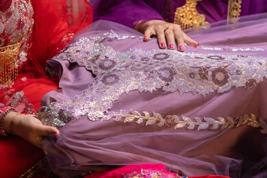 التنوع والتميز في  الفساتين والازياءالتقليدية، احتفالات سعيدة ومناسبات وأفراح، الاهتمام والعناية بالأناقة والجمال، منتجات ومساحيق التجميل، سيداتان عربيتان خليجيتان اماراتيتان يقوموا بعرض الفساتين والمجوهرات، إيماءات السعادة والفرح ، الاحتفال بليلة العمر