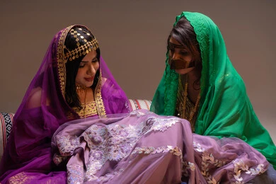 الاهتمام بالمناسبات السعيدة، احتفالات سعيدة ومناسبات وأفراح، الاهتمام والعناية بالأناقة والجمال، منتجات ومساحيق التجميل، سيداتان عربيتان خليجيتان اماراتيتان يقومون بعرض الفساتين والمجوهرات احداهن ترتدي البرقع، إيماءات السعادة والفرح ، الاحتفال بليلة العمر