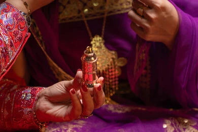 التعطر بعطور ذات روائح مميزة، احتفالات سعيدة ومناسبات وأفراح، الاهتمام والعناية بالأناقة والجمال، منتجات ومساحيق التجميل، صورة مقربة لسيداتان عربيتان خليجيتان اماراتيتان يقومون بعرض الفساتين والمجوهرات، إيماءات السعادة والفرح ، الاحتفال بليلة العمر