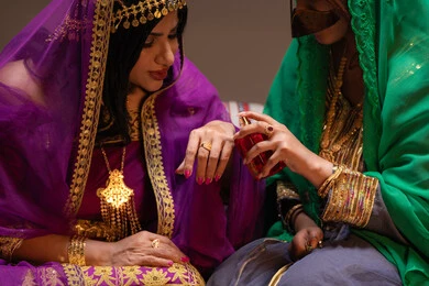 مسح المسك على يد العروس عطور ذات روائح مميزة، احتفالات سعيدة ومناسبات وأفراح، الاهتمام والعناية بالأناقة والجمال، منتجات ومساحيق التجميل، صورة مقربة لسيداتان عربيتان خليجيتان اماراتيتان يقومون بعرض الفساتين والمجوهرات، إيماءات السعادة والفرح ، الاحتفال بليلة العمر