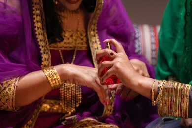 رش العطور على يد العروس عطور ذات روائح مميزة، احتفالات سعيدة ومناسبات وأفراح، الاهتمام والعناية بالأناقة والجمال، منتجات ومساحيق التجميل، صورة مقربة لسيداتان عربيتان خليجيتان اماراتيتان يقومون بعرض الفساتين والمجوهرات، إيماءات السعادة والفرح ، الاحتفال بليلة العمر