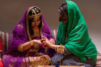 تجهيز وتعطير العروس بعطور ذات روائح مميزة، احتفالات سعيدة ومناسبات وأفراح، الاهتمام والعناية بالأناقة والجمال، منتجات ومساحيق التجميل، سيداتان عربيتان خليجيتان اماراتيتان يقومون بعرض الفساتين والمجوهرات، إيماءات السعادة والفرح ، الاحتفال بليلة العمر