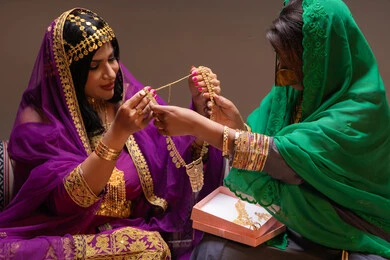 العون والمحبة تظهر في المناسبات، احتفالات سعيدة ومناسبات وأفراح، الاهتمام والعناية بالأناقة، منتجات ومساحيق التجميل، صورة مقربة لسيداتان عربيتان خليجيتان اماراتيتان يقومون باستعراض التحضيرات والتجهيزات للزفاف، إيماءات السعادة والفرح ، الاحتفال بليلة العمر