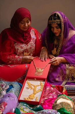 العادات والتقاليد في التقدم لطلب يد الفتاة، خواتم الزواج والشبكة، احتفالات سعيدة ومناسبات وأفراح،  منتجات ومساحيق التجميل، صورة مقربة لسيداتان عربيتان خليجيتان اماراتيتان يقومون باستعراض التحضيرات والتجهيزات للزفاف، إيماءات السعادة والفرح ، الاحتفال بليلة العمر