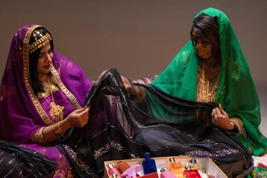 اقمشة شفافة مزخرفة فاخرة، العادات والتقاليد في التقدم لطلب يد الفتاة، احتفالات سعيدة ومناسبات وأفراح،  منتجات ومساحيق التجميل، سيداتان عربيتان خليجيتان اماراتيتان يقومون باستعراض التحضيرات والتجهيزات للزفاف، إيماءات السعادة والفرح ، الاحتفال بليلة العمر