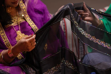 انواع القماش شفاف مزخرف فاخر، العادات والتقاليد في التقدم لطلب يد الفتاة، احتفالات سعيدة ومناسبات وأفراح،  منتجات ومساحيق التجميل، سيداتان عربيتان خليجيتان اماراتيتان يقومون باستعراض التحضيرات والتجهيزات للزفاف، إيماءات السعادة والفرح ، الاحتفال بليلة العمر