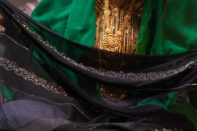 قطعة قماشية سوداء شفافة فاخر، العادات والتقاليد في التقدم لطلب يد الفتاة، احتفالات سعيدة ومناسبات وأفراح،  منتجات ومساحيق التجميل، سيداتان عربيتان خليجيتان اماراتيتان يقومون باستعراض التحضيرات والتجهيزات للزفاف، إيماءات السعادة والفرح ، الاحتفال بليلة العمر