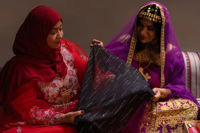 جمال الاقمشة العربية، العادات والتقاليد في التقدم لطلب يد الفتاة، احتفالات سعيدة ومناسبات وأفراح،  منتجات ومساحيق التجميل، صورة مقربة لسيداتان عربيتان خليجيتان اماراتيتان يقومون باستعراض التحضيرات والتجهيزات للزفاف، إيماءات السعادة والفرح ، الاحتفال بليلة العمر