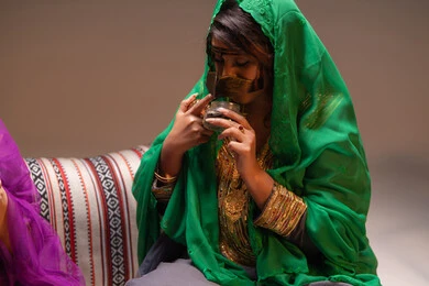 التعطر والتطيب بالروائح العربية، العادات والتقاليد في التقدم لطلب يد الفتاة، احتفالات سعيدة ومناسبات، منتجات ومساحيق التجميل، صورة مقربة لسيداتان عربيتان خليجيتان اماراتيتان يقومون باستعراض التحضيرات والتجهيزات للزفاف، إيماءات السعادة والفرح، الاحتفال بليلة العمر