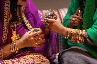 العود العربي وروائحه المميزة، العادات والتقاليد في التقدم لطلب يد الفتاة، احتفالات سعيدة ومناسبات، منتجات ومساحيق التجميل، صورة مقربة لسيداتان عربيتان خليجيتان اماراتيتان يقومون باستعراض التحضيرات والتجهيزات للزفاف، إيماءات السعادة والفرح، الاحتفال بليلة العمر