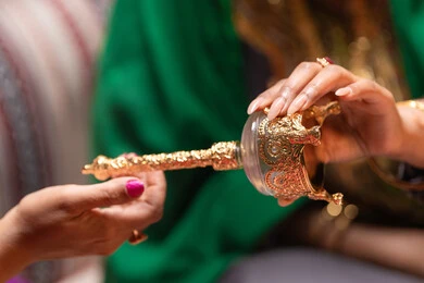 مرش زجاجي مذهب لرش ماء الورد، منتجات ومساحيق التجميل، العادات والتقاليد في التقدم لطلب يد الفتاة، احتفالات سعيدة ومناسبات، صورة مقربة لسيداتان عربيتان خليجيتان اماراتيتان يقومون باستعراض التحضيرات والتجهيزات للزفاف، إيماءات السعادة والفرح، الاحتفال بليلة العمر