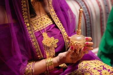 ماء الورد من خلال مرش من العادات الخليجية، منتجات ومساحيق التجميل، التقاليد في التقدم لطلب يد الفتاة، احتفالات سعيدة ومناسبات، صورة مقربة لسيداتان عربيتان خليجيتان اماراتيتان يقومون باستعراض التحضيرات والتجهيزات للزفاف، إيماءات السعادة والفرح، الاحتفال بليلة العمر