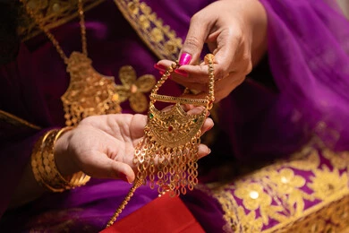 Elegance and skill in crafting precious accessories, traditional gold jewelry, intricate necklaces and bracelets, gemstone rings, handcrafted ornaments made of pure gold, unique and distinctive designs for luxurious displays, stores for buying and selling gold and jewels in the United Arab Emirates.