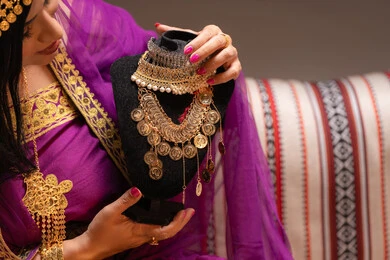 الاهتمام بالاناقة و المظهر الخارجي، منتجات ومساحيق التجميل، التقاليد في التقدم لطلب يد الفتاة، احتفالات سعيدة ومناسبات، صورة مقربة لسيدة عربية خليجية اماراتية تقوم باستعراض التحضيرات والتجهيزات للزفاف ترتدي الملابس التقليدية، إيماءات الفرح، الاحتفال بليلة العمر