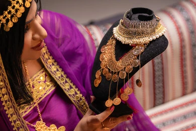 التميز والحلي النسائية الفاخرة، منتجات ومساحيق التجميل، التقاليد في التقدم لطلب يد الفتاة، احتفالات سعيدة ومناسبات، صورة مقربة لسيدة عربية خليجية اماراتية تقوم باستعراض التحضيرات والتجهيزات للزفاف ترتدي الملابس التقليدية، إيماءات الفرح، الاحتفال بليلة العمر