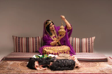 الاحتفال بليلة العمر، استعراض التحضيرات والتجهيزات للزفاف، مفهوم التزين والاطلالة المتألقة، الأفراح والمناسبات السعيدة، مراسم وتقاليد الأعراس والاحتفالات، عروس عربية خليجية اماراتية ترتدي الزي التقليدي الشعبي تمسك بيدها مبخرة تقليدية ذهبية،التطيب بالبخور والعود