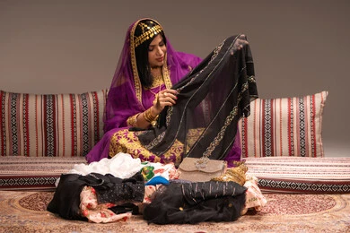 عرض شال بلون اسود مناسب لحفلات الزفاف، احتفالات ومناسبات سعيدة، التقاليد في التقدم لطلب يد الفتاة، عروس عربية خليجية اماراتية ترتدي الزي الشعبي التقليدي تقوم باستعراض التحضيرات والتجهيزات للزفاف بإيماءات السعادة والفرح، الاحتفال بليلة العمر عرض شال بلون اسود مناسب لحفلات الزفاف، احتفالات ومناسبات سعيدة، التقاليد في التقدم لطلب يد الفتاة، عروس عربية خليجية اماراتية ترتدي الزي الشعبي التقليدي تقوم باستعراض التحضيرات والتجهيزات للزفاف بإيماءات السعادة والفرح، الاحتفال بليلة العمر