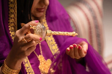 ماء الورد في المناسبات والاعراس، مفهوم التزيين والإطلالة المتألقة، التزين بالحلي و المجوهرات الذهبية ، استخدام مساحيق التجميل لإبراز الجمال، عروس عربية خليجية اماراتية ترتدي الزي التقليدي الشعبي تقوم باستعراض التحضيرات والتجهيزات للزفاف، الاستعداد للاحتفال بليلة العمر