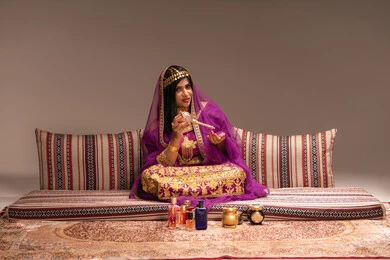 عطور وروائح طيبة ، مفهوم التزيين والإطلالة المتألقة، التزين بالحلي و المجوهرات الذهبية ، استخدام مساحيق التجميل لإبراز الجمال، عروس عربية خليجية اماراتية ترتدي الزي التقليدي الشعبي تقوم باستعراض التحضيرات والتجهيزات للزفاف، الاستعداد للاحتفال بليلة العمر