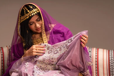 التقاليد في التقدم لطلب يد الفتاة، عرض فستان بلون صيفي مناسب لحفلات الزفاف، احتفالات ومناسبات سعيدة، عروس عربية خليجية اماراتية ترتدي الزي الشعبي التقليدي تقوم باستعراض التحضيرات والتجهيزات للزفاف بإيماءات السعادة والفرح، الاحتفال بليلة العمر