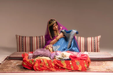 العادات و التقاليد الخليجية في الزواج ، عرض فستان بلون صيفي مناسب لحفلات الزفاف، احتفالات ومناسبات سعيدة، عروس عربية خليجية اماراتية ترتدي الزي الشعبي التقليدي تقوم باستعراض التحضيرات والتجهيزات للزفاف بإيماءات السعادة والفرح، الاحتفال بليلة العمر